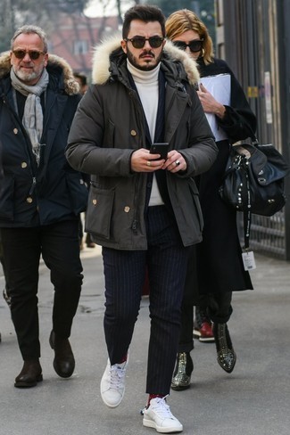 Какие костюмы носить с белой водолазкой