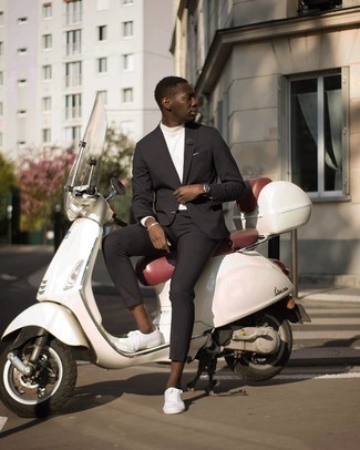 Какие костюмы носить с белой водолазкой