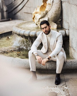 Какие костюмы носить с белой водолазкой