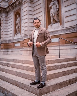 Как носить белую водолазку с светло-коричневым шерстяным пиджаком мужчине