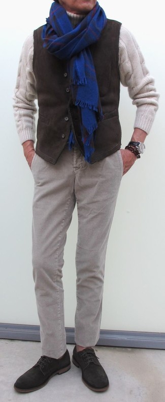 Какие жилеты носить с белой водолазкой