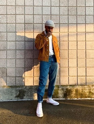 Как носить белую водолазку с белыми высокими кедами из плотной ткани мужчине