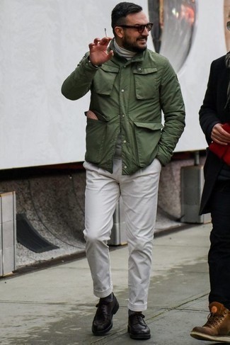 Как носить белую водолазку с белыми брюками чинос