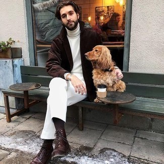 Как носить белую водолазку с белыми классическими брюками мужчине