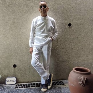 Как носить белую водолазку с белыми классическими брюками мужчине