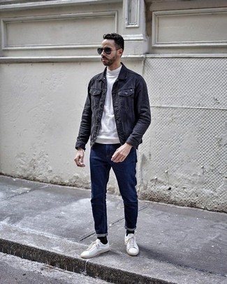 Как носить белую водолазку с белыми кожаными низкими кедами мужчине