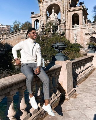 Как носить белую водолазку с белыми кожаными низкими кедами мужчине