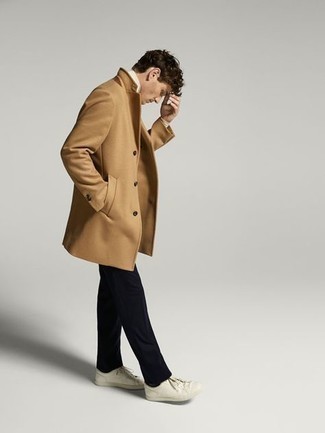 Как носить белую водолазку с белыми кожаными низкими кедами мужчине