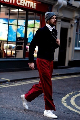 Как носить белую водолазку с белыми кожаными низкими кедами мужчине