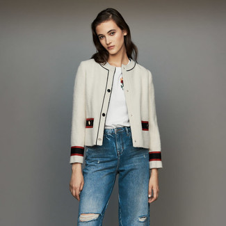 Какие джинсы носить с белым твидовым жакетом женщине