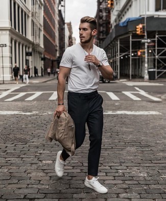 Какие пиджаки носить с белой футболкой с v-образным вырезом мужчине