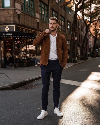 Какие бомберы носить с белой футболкой с v-образным вырезом мужчине