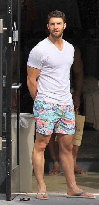 Какие сланцы носить с белой футболкой с v-образным вырезом мужчине