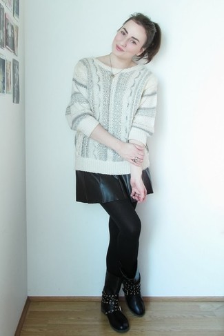 С чем носить белый вязаный свитер в вертикальную полоску женщине