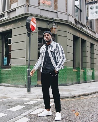 С чем носить белую куртку-рубашку в вертикальную полоску мужчине