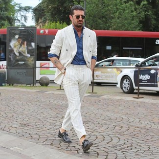 С чем носить белый костюм в вертикальную полоску