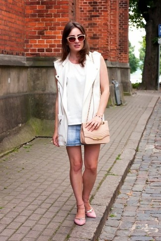 Как носить белую безрукавку с белым топом без рукавов