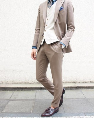 Как носить белый жилет с бежевым костюмом