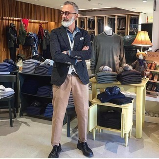 Как носить белый жилет с темно-синим шерстяным пиджаком