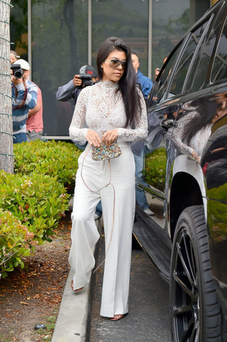 С чем носить белые широкие брюки