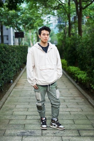 Какие брюки карго носить с белой ветровкой