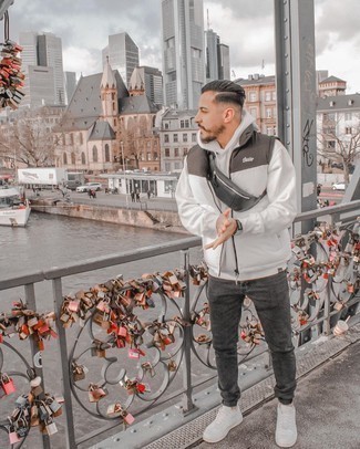 Как носить белую ветровку с темно-серыми джинсами мужчине