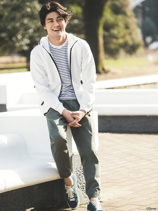 Какие брюки чинос носить с белой ветровкой