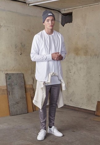 Какие брюки чинос носить с белой ветровкой