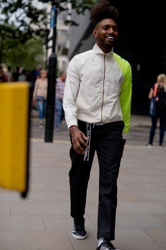 Какие брюки чинос носить с белой ветровкой