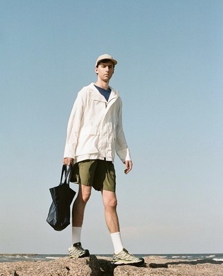 Какие шорты носить с белой ветровкой мужчине