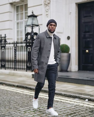 Как носить белую шерстяную водолазку с черными брюками чинос