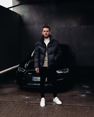 Как носить белую шерстяную водолазку с черными брюками чинос