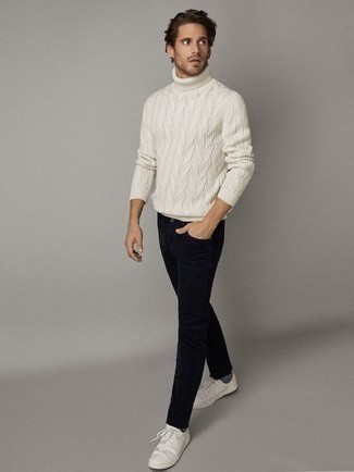 Как носить белую шерстяную водолазку с черными джинсами мужчине