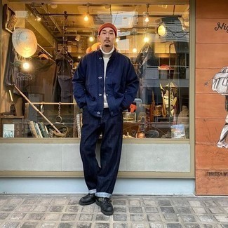 Как носить белую шерстяную водолазку с черными кожаными повседневными ботинками мужчине