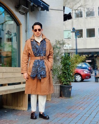 Как носить белую шерстяную водолазку с темно-коричневыми кожаными лоферами мужчине