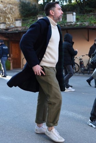 Как носить белую шерстяную водолазку с темно-зелеными брюками чинос