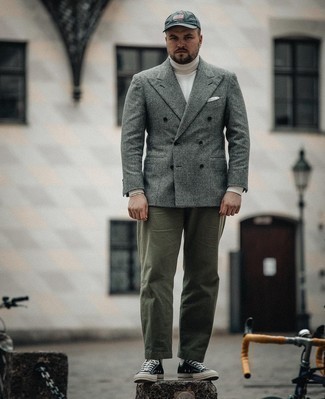 Как носить белую шерстяную водолазку с темно-зелеными брюками чинос