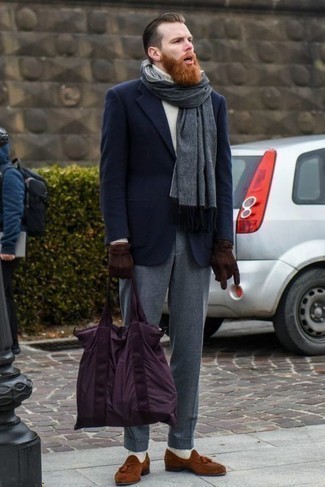 Как носить белую шерстяную водолазку с темно-синим пиджаком мужчине