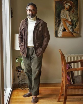 Как носить белую шерстяную водолазку с оливковыми брюками чинос