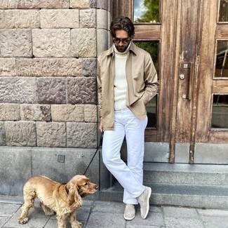 Как носить белую шерстяную водолазку с белыми джинсами мужчине