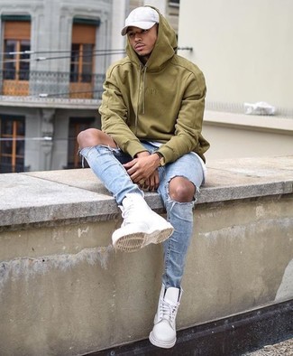 Какие футболки с круглым вырезом носить с белыми рабочими ботинками мужчине