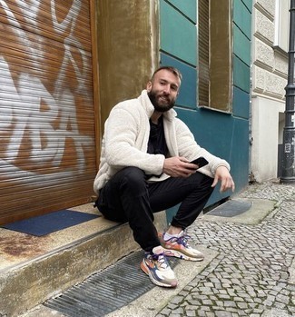 Какие кроссовки носить с белым свитером на молнии мужчине