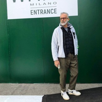 Какие брюки карго носить с белым свитером на молнии