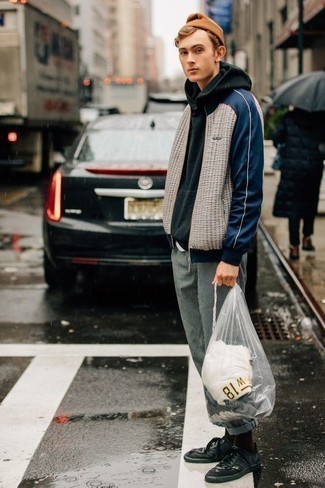 Как носить белый свитер на молнии с серыми брюками чинос