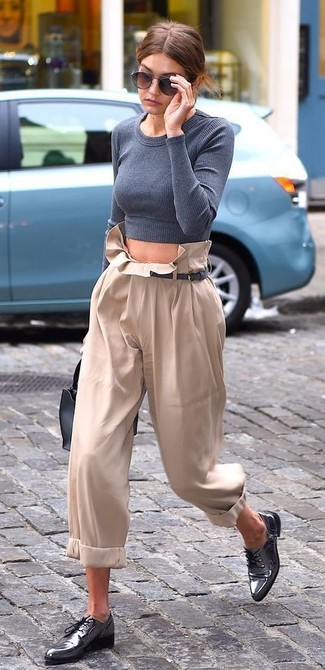 Как носить широкие брюки с коротким свитером