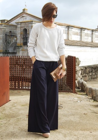 Как носить широкие брюки с свободным свитером