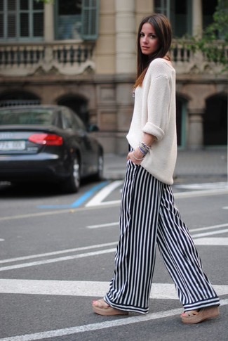 Как носить широкие брюки с свободным свитером