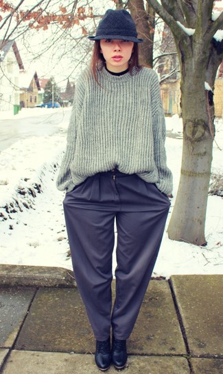 Как носить широкие брюки с свободным свитером