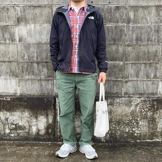 Как носить ветровку с кроссовками мужчине