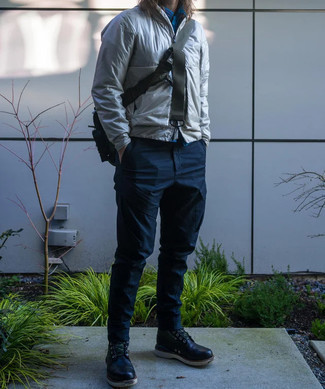 Как носить ветровку с повседневными ботинками мужчине